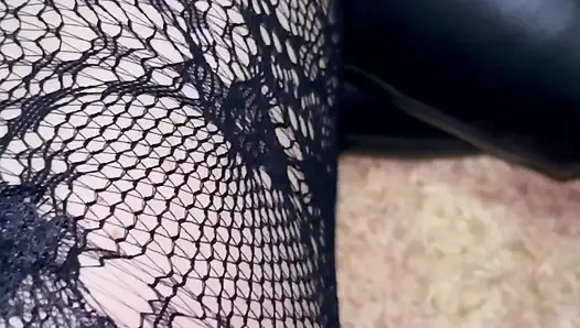 Ich spiele mit meinen beinen in sexy strumpf und stiefeln