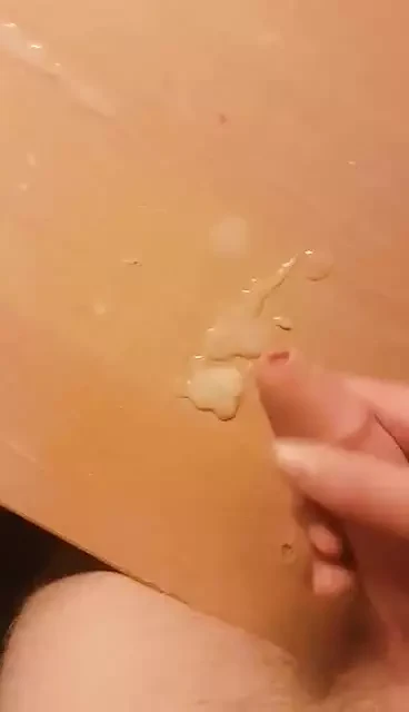GeiloBoyzp cumming on table