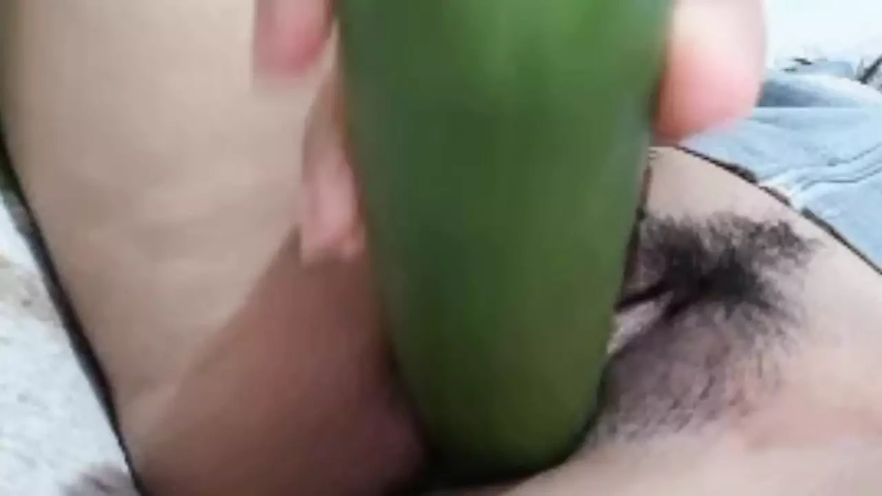 我为男朋友拿了一个黄瓜