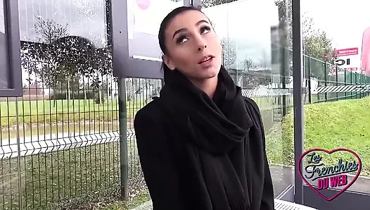 Nelly, gösteriş yapan ve otobüste sikilen yaramaz bir esmer
