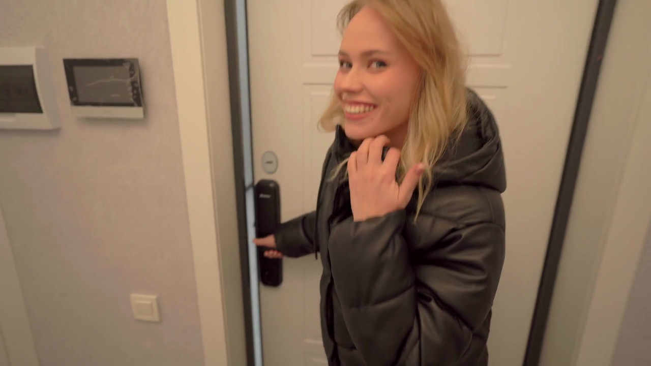 新来的女仆做不好，所以她不得不操她的小穴并在嘴里射精