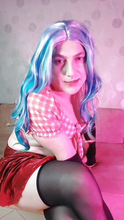 Csinos femboy harisnyában, aranyos szoknya, piros hangulat