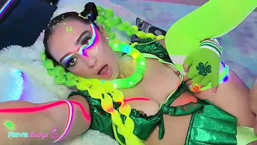 Lily Jordan neon ve edepsiz bir zevk gecesinde kayboluyor!