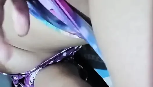 Komşum bana büyük göğüsleri de dahil olmak üzere her şeyi gösteren bir video gönderdi