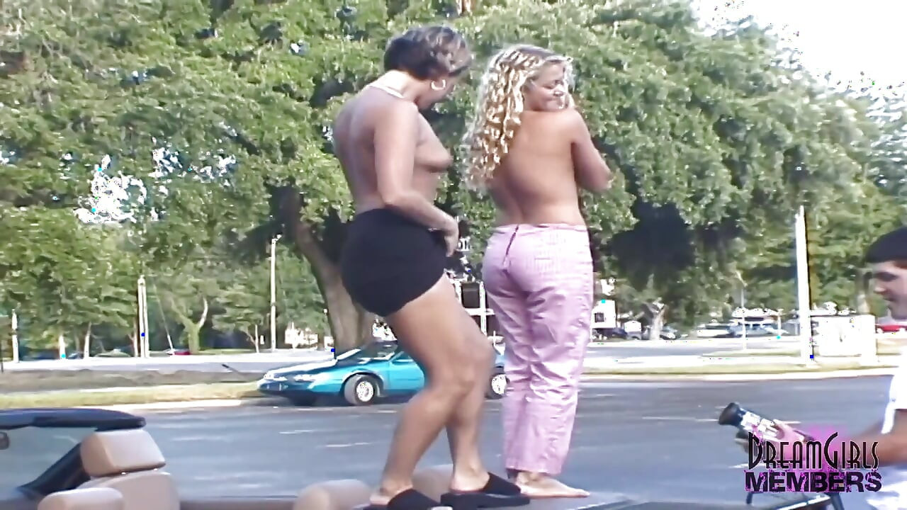 Parque se exibindo com duas universitárias fofas