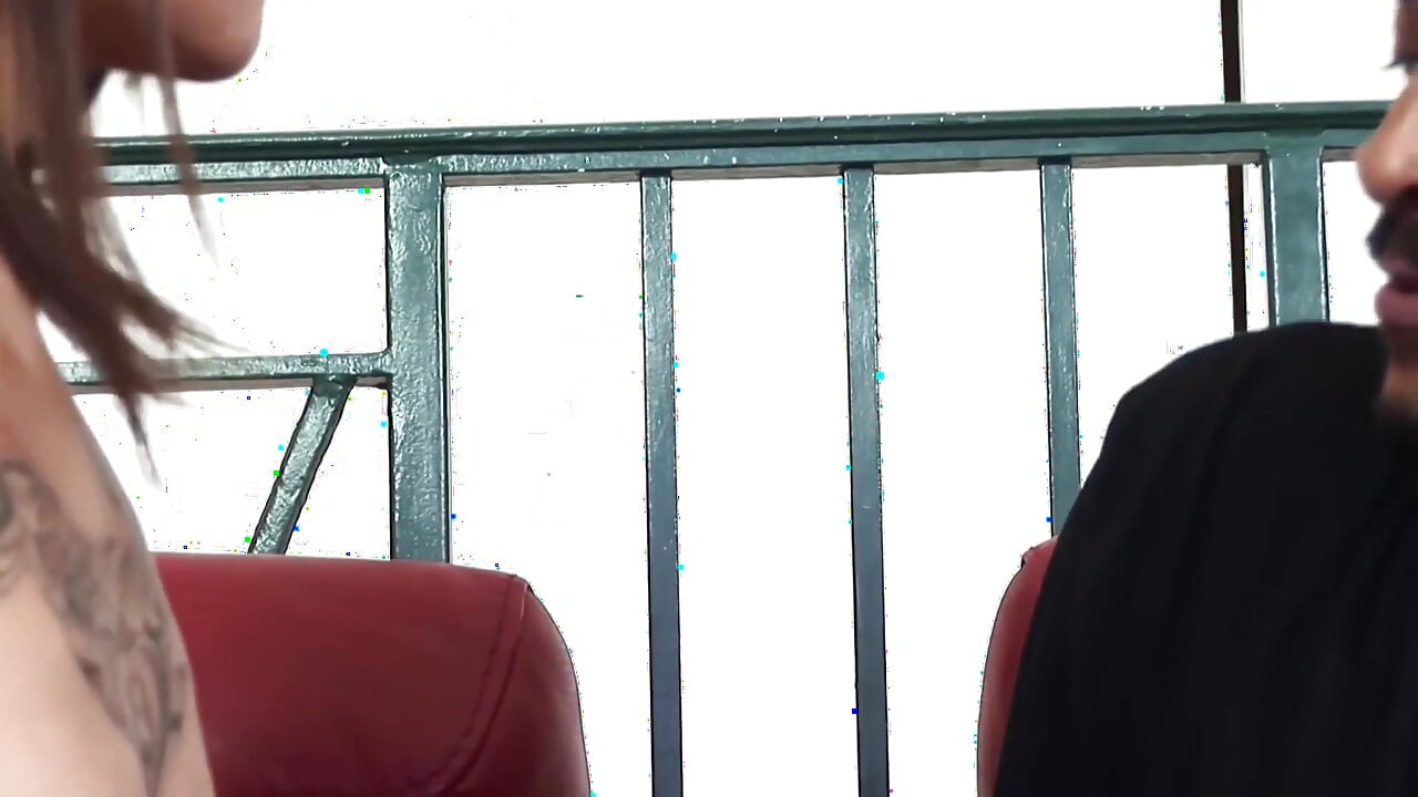 Гладна за хуй татуирана курва язди голям черен кур