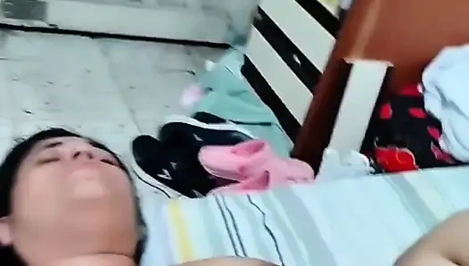 Komşum elini amcığıma sokuyor ve sonunda götümü sikiyor