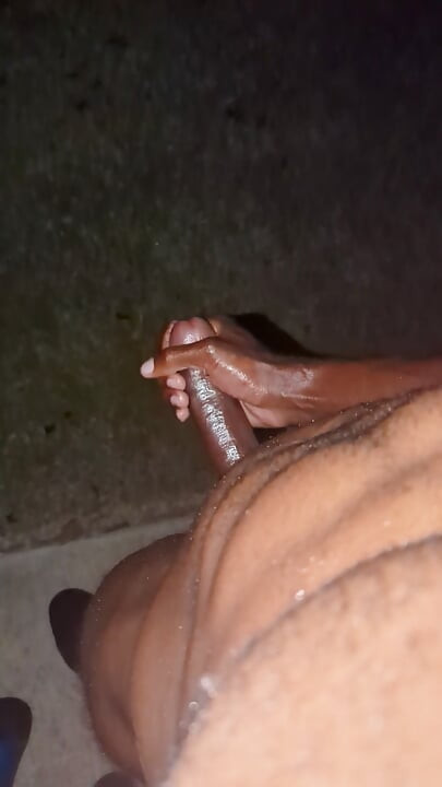 Muncrat di luar di jalan setapak