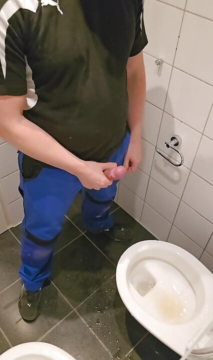 Worker pisses toilet full