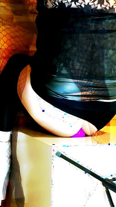 Sissyslut Kandi jebe svoj dildo u Stilletto platformi u visokim potpeticama