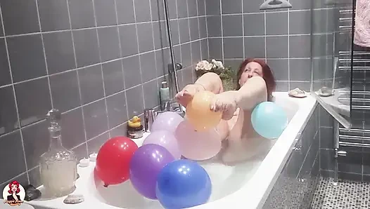 Lagi asik mandi sambil mainin balon