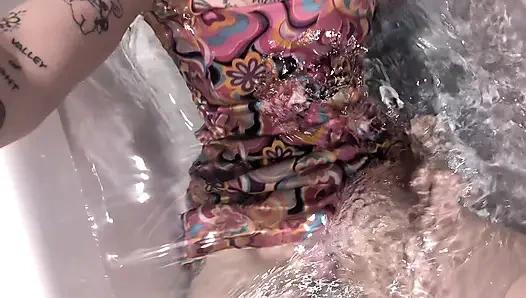 Islak çizme fetişi ve giyinik kirli sırrımı kötü bir randevudan sonra banyo yapıyor