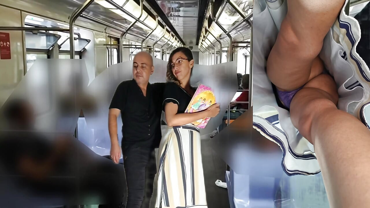 Тереет себя во время поездки в метро под юбкой.