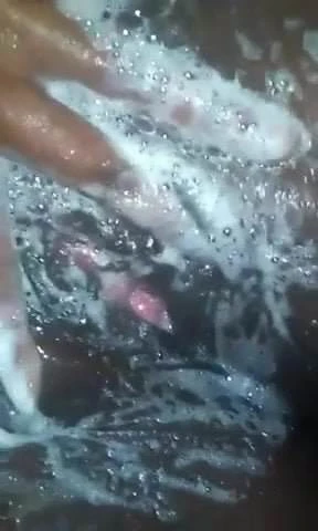 Femme au foyer africaine excitée