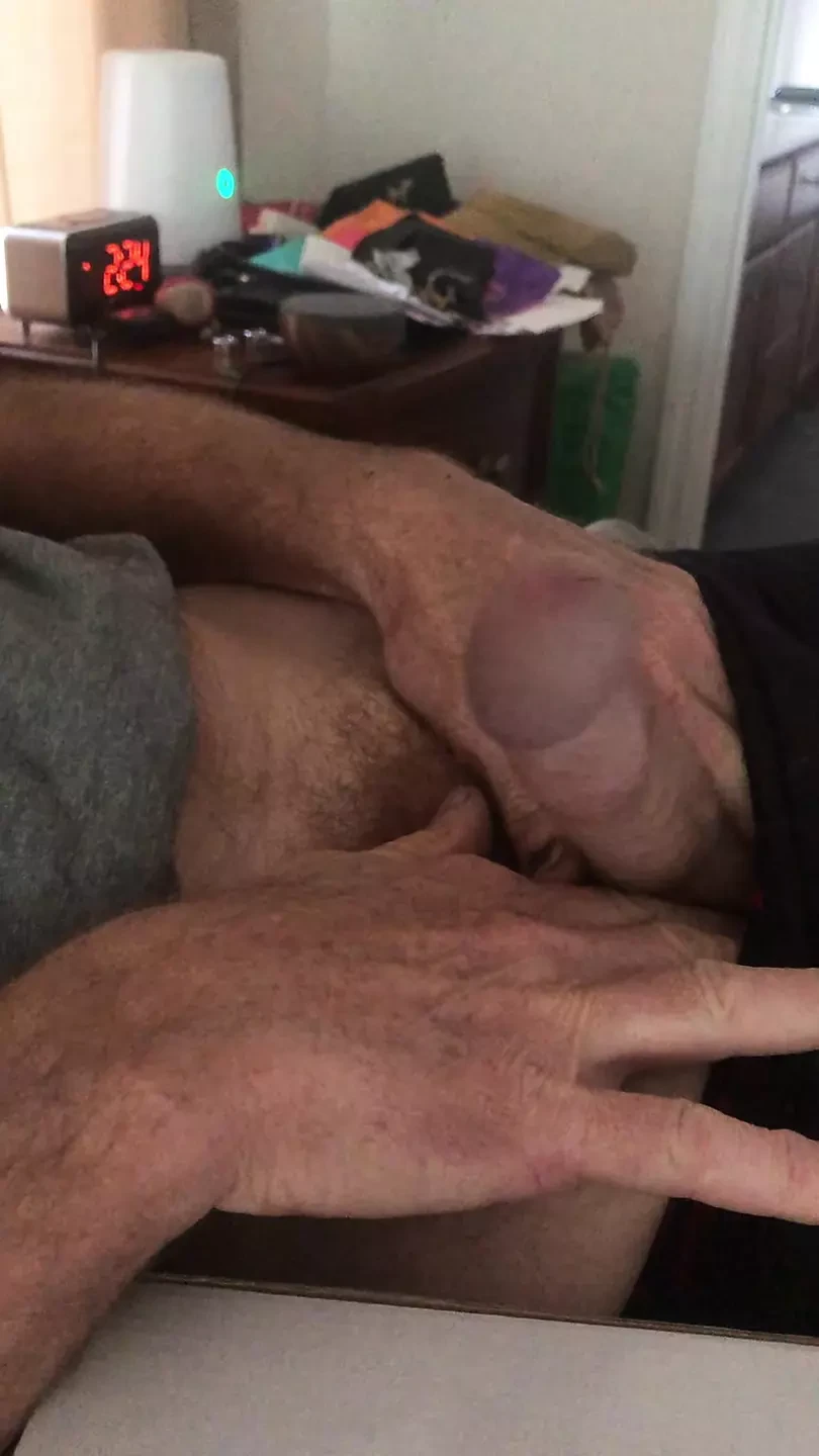 Éjaculation amateur mains libres.