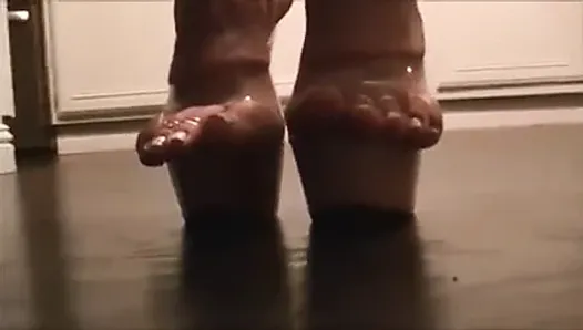 Delicious MILF toes in platform heels
