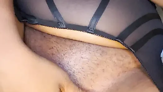 Aku lagi asik fingering memeknya sampai kencing di memekku