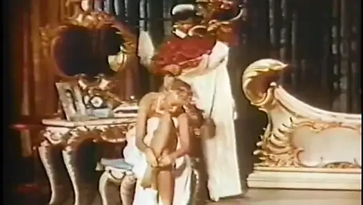 Bazı ateşli retro kızların dans edip kıyafetlerini çıkarlarını izleyin