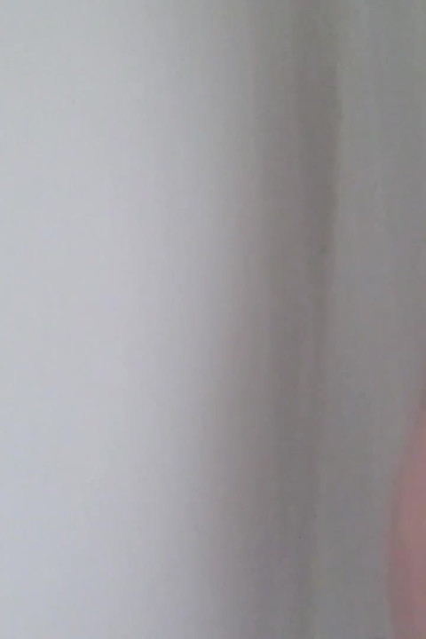 Duşta parmaklıyor ve şaplak atıyor