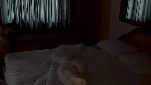 Karım gösteriş yapmayı seviyor.