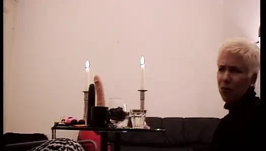 Sexy deutsche blondine spielt mit spielzeug und fickt geiles paar