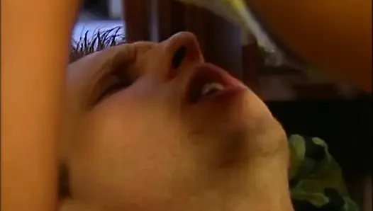 Sıkı amcıklı genç klasik kız büyük yarakla sikiliyor ve ağzına boşalıyor