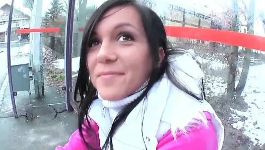 Esmer hatun ıslak amcığını çılgınca oynuyor