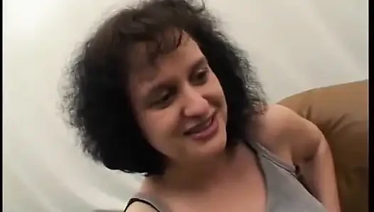 Cewek dewasa rambut cokelat bergabung sama temannya untuk pesta seks liar