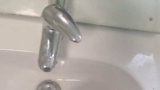 सार्वजनिक शौचालय में बड़ा लंड वीर्य निकालना