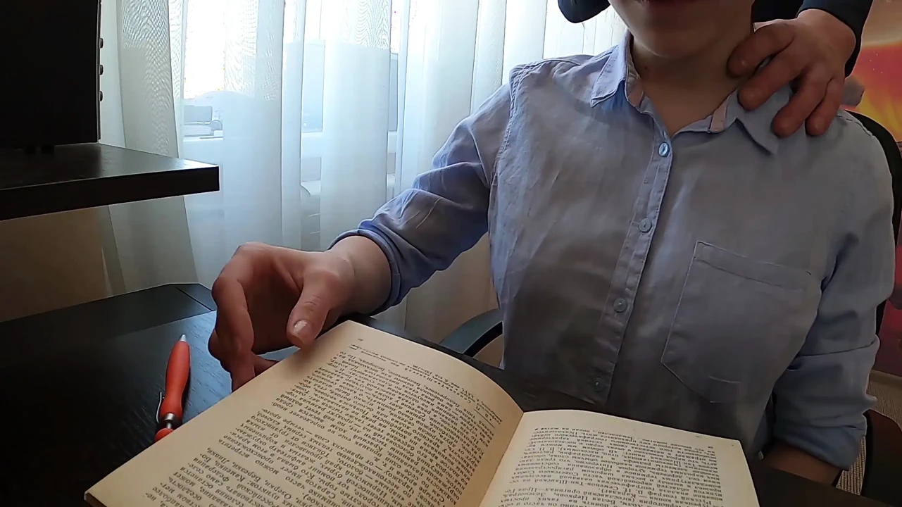 Một sinh viên với bộ ngực to bị đụ trong khi bố mẹ cô ấy không có ở nhà