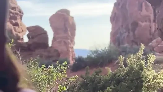 POV-sperma über dicke möpse fickte einen fremden in der naturschönen wanderung