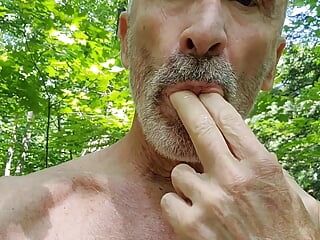 Papa maakt een wandeling in het bos, streelt zijn lul en laat zijn ballen stuiteren in de buitenlucht
