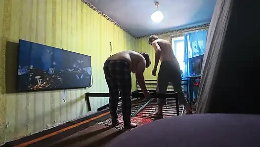 Kamera arkası, kesilmemiş. Yeni bir seks yatağı inşa ediyoruz