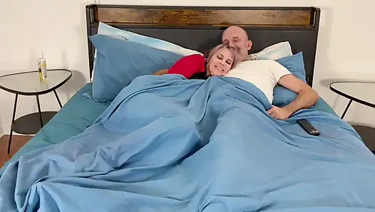 Vicky vix unter der decke freundlicher handjob