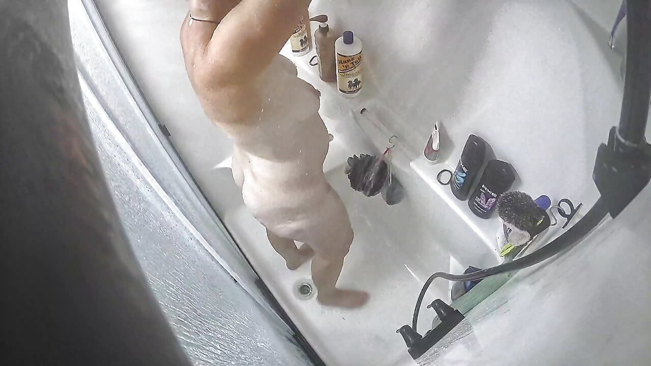 Kittie se tušira