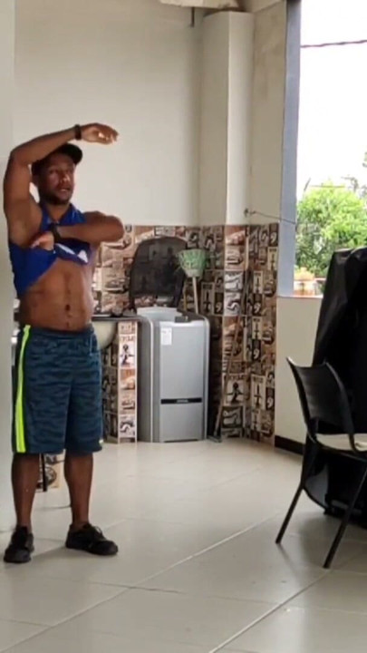 Două fete fierbinți dansează goale în timp ce fac treburile casnice | Clip 2