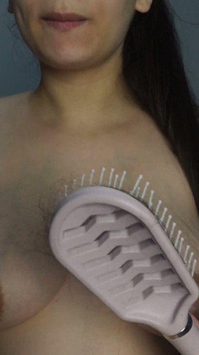 インドの少女が裸で髪をとかし、その後ASMRで自分が髪をとかす動画を作り、それを間近で見せてASMRを作っています