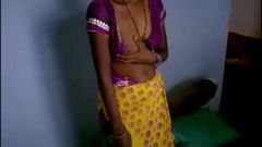 Le tette della ragazza del villaggio indiano del sud giocano a spettacolo e mungono