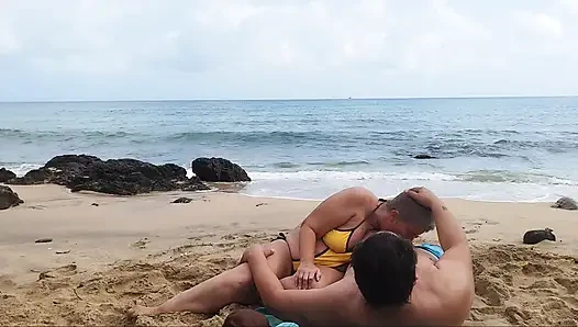 Pasangan dewasa asli, kami hampir ketahuan di pantai