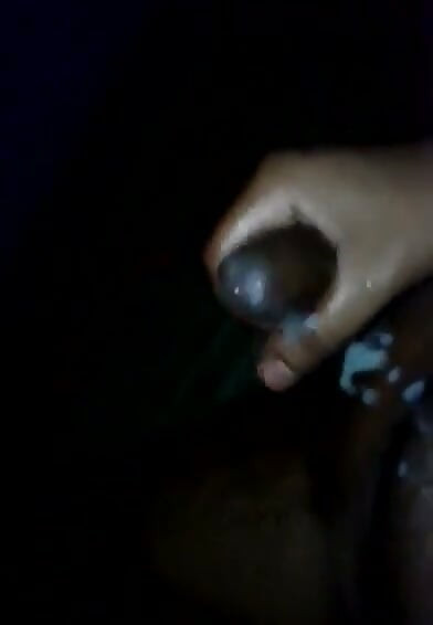 Rapaz Mallu a masturbar o seu pau preto