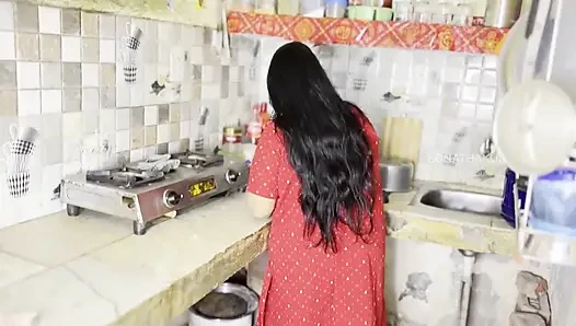 Schöne mami verführt mich beim kochen in der küche - heißer sex