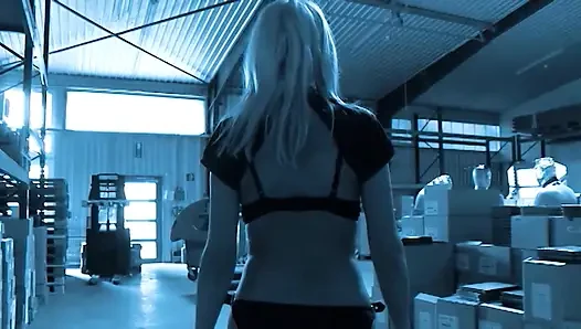Deutsche Dominanzszene - Blondine in Fetisch-gear