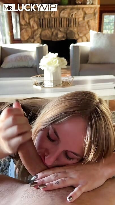 Tatuada linda Angel Youngs recebe uma boa