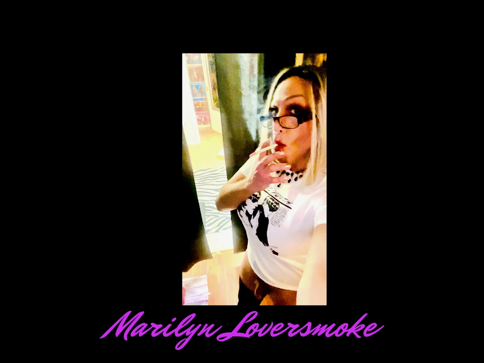 Amatoare matură de Marilyn - fum - zeiță blondă care fumează