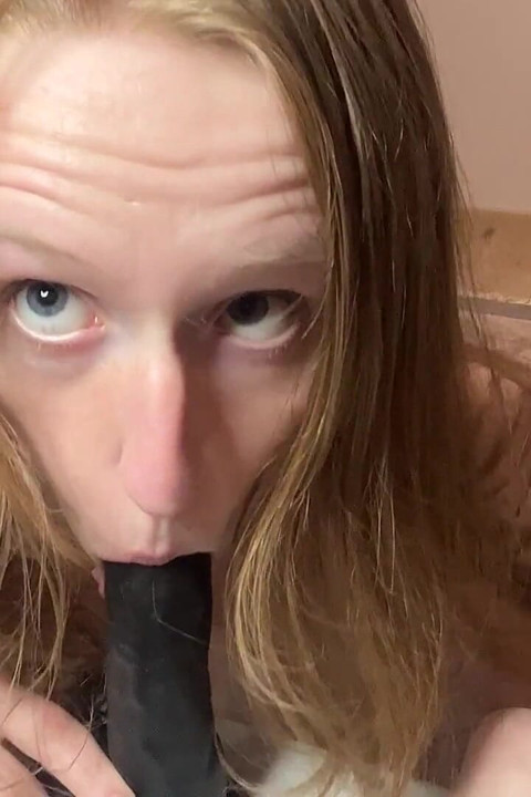 Büyük siyah dildo ve taşak emiyor