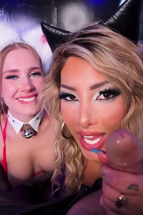 Thirsty Cats - Fiona and Kitana