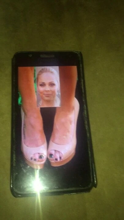 MY BITCH LAURA VANDERVOORT FEET CUM 2