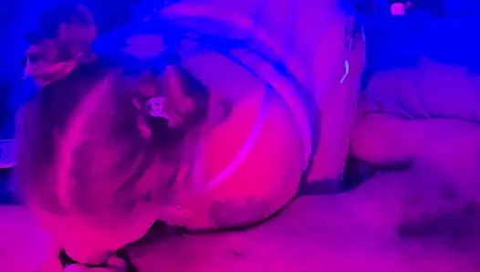 Echte freundin gibt ihrem freund einen schlampigen halsfick-blowjob - selbstgedrehter amateur
