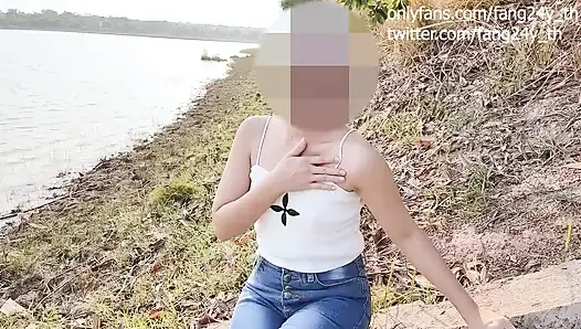 Yaramaz Taylandlı fahişe erkek arkadaşını umursamıyor ve herkesin içinde bir yabancıyla sikişiyor