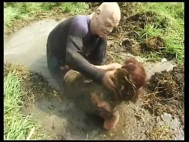 Ht kamsin karahti hai kyonki use kichar men jordar chudaee milti hai